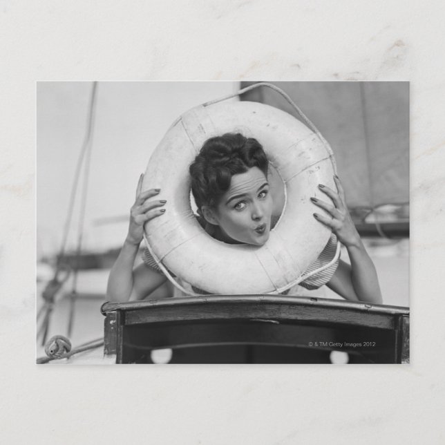 Kvinna poserar 3 vykort (Framsida)