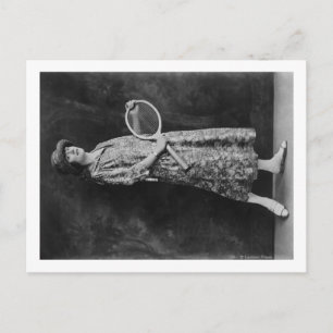 Kvinna poserar med tennisracket Fotografiet Vykort
