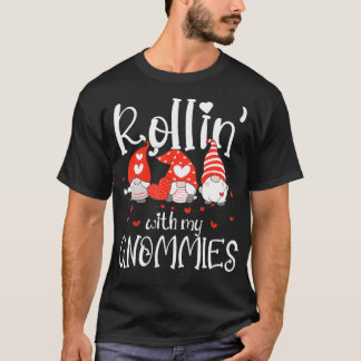 Kvinna Rollin med mina Gnomies Cute Valentines day T Shirt