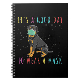 Kvinna Rottweiler Bära en mask funny dag i Bran Anteckningsbok