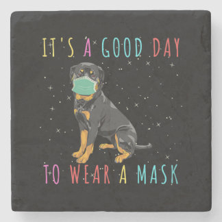 Kvinna Rottweiler Bära en mask funny dag i Bran Stenunderlägg