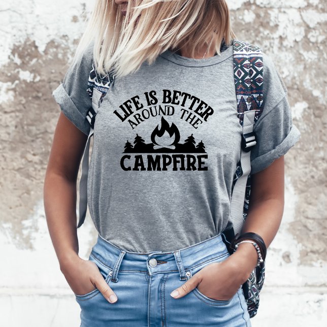 Kvinna runt Campfire Camping T-Shirt (Skapare uppladdad)