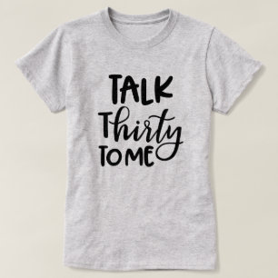 Kvinna samtal trettio för 30års födelsedagskjor t shirt