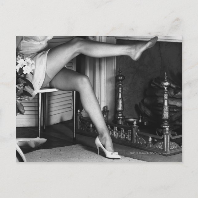 Kvinna sitta med kamera B&W Vykort (Framsida)