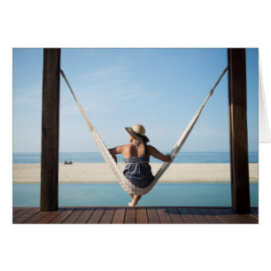Kvinna Sitta på en hammock på ett litet hotell Hälsningskort