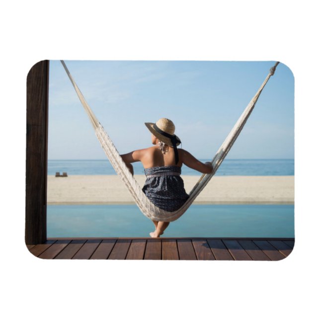 Kvinna Sitta på en hammock på ett litet hotell Magnet (Horisontell)