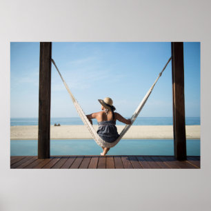 Kvinna Sitta på en hammock på ett litet hotell Poster