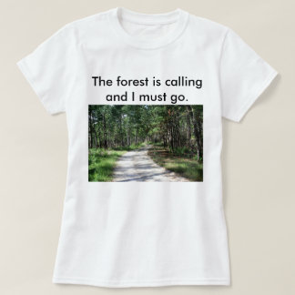 Kvinna Skogen kallar t-shirt