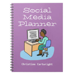 Kvinna som arbetar med sociala medier på en dator. anteckningsbok