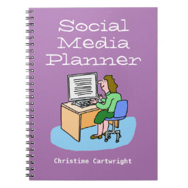 Kvinna som arbetar med sociala medier på en dator anteckningsbok