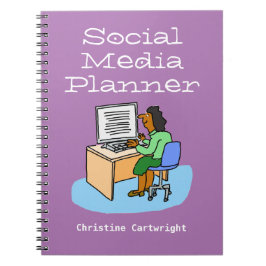 Kvinna som arbetar med socialt media på en dator. anteckningsbok