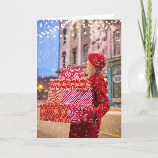 kvinna som bär julpresenter helgkort (Framsida)