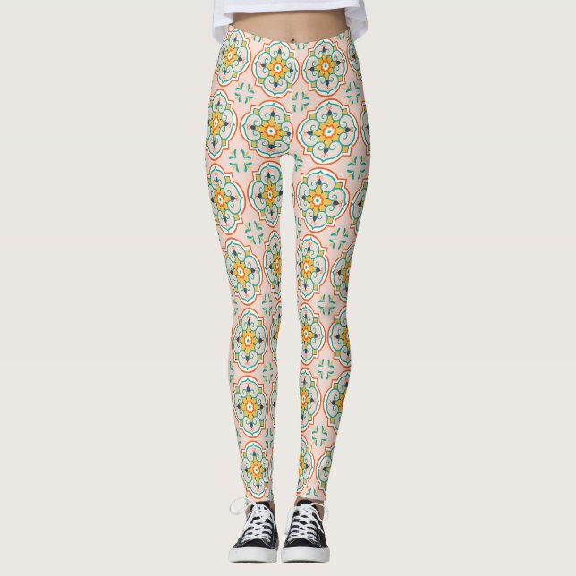 Kvinna som bär leggings med ett blomsterplattmönst (Framsida)
