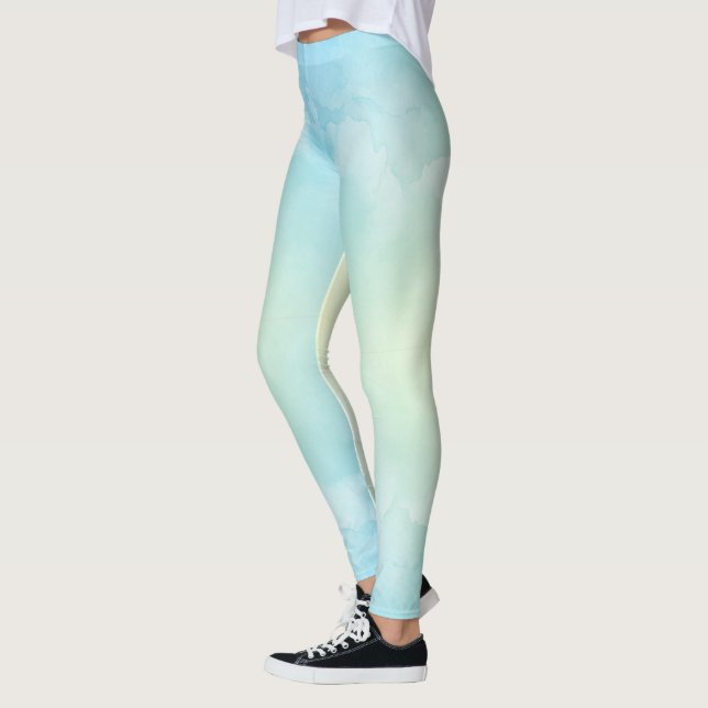 Kvinna som bär ljusblå högwaistade leggings  (Vänster)