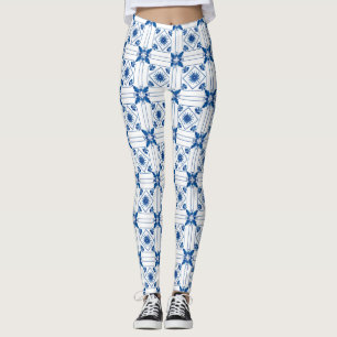 Kvinna som bär mönstrade leggings med blå