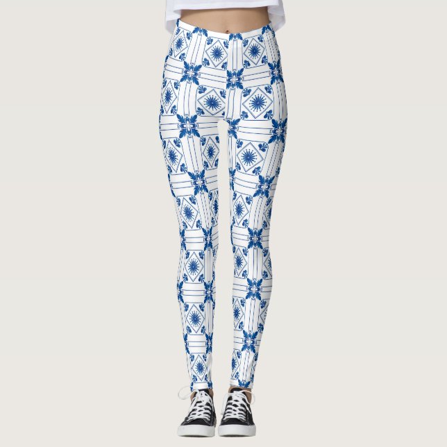 Kvinna som bär mönstrade leggings med blå  (Framsida)