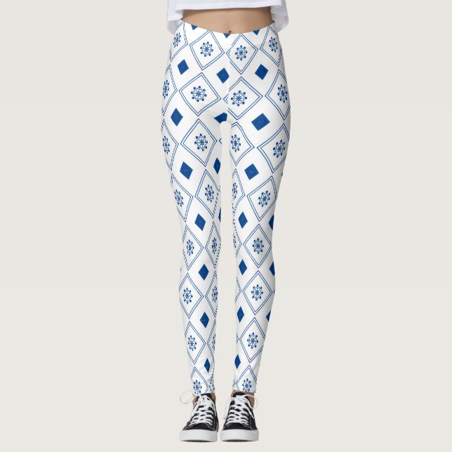 Kvinna som bär vita leggings med blå geometriska m (Framsida)