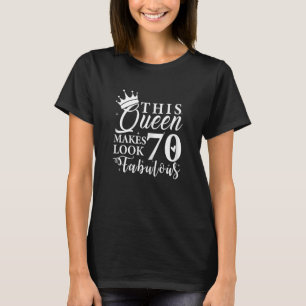 Kvinna som drottningen gör 70 utseendeväckande 70: t shirt