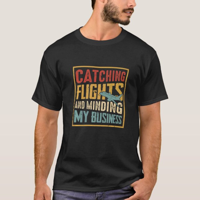 Kvinna som fångar flygresor och som ser till min v t shirt (Framsida)