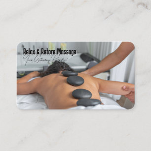 Kvinna som får het stenmassage på spa visitkort