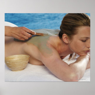 Kvinna som får spa- behandling, sidovy, nära poster