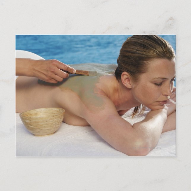 Kvinna som får spa- behandling, sidovy, nära vykort (Framsida)