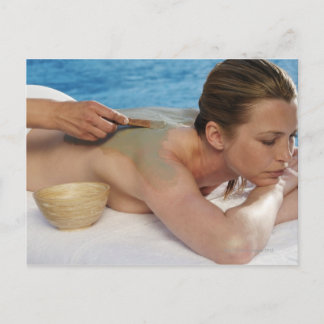 Kvinna som får spa- behandling, sidovy, nära vykort