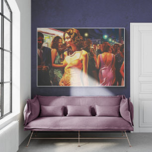 Kvinna som går genom nattliga högdagrar poster