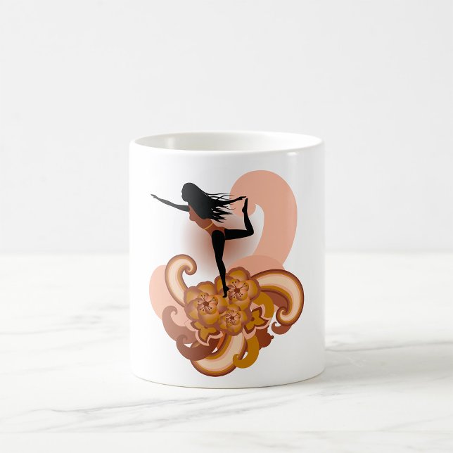 Kvinna som gör yoga kaffemugg (Skapare uppladdad)