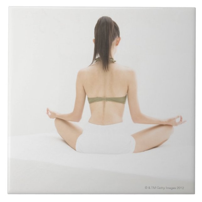 Kvinna som gör yoga kakelplatta (Framsidan)