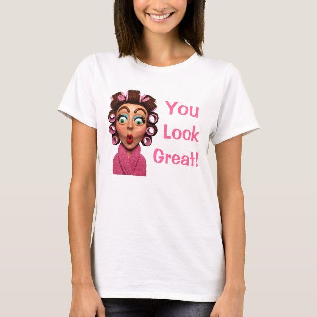 Kvinna som ha på sig hårrullear tee shirt (Framsida)