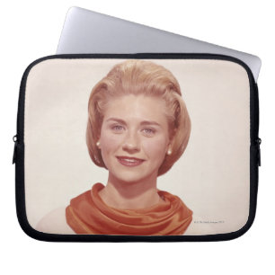 Kvinna som ha på sig scarfen laptop sleeve