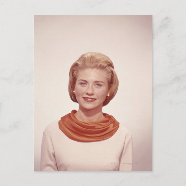 Kvinna som ha på sig scarfen vykort (Framsida)