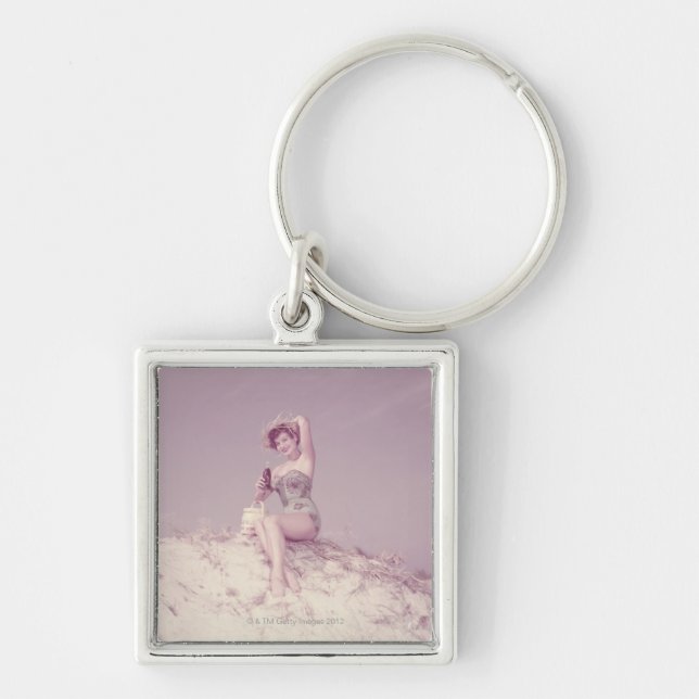 Kvinna som kopplar av på strand fyrkantig silverfärgad nyckelring (Framsidan)
