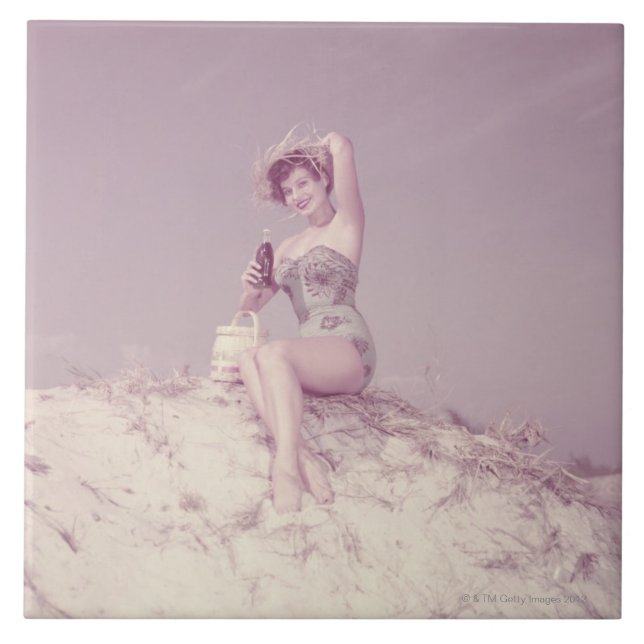 Kvinna som kopplar av på strand kakelplatta (Framsidan)