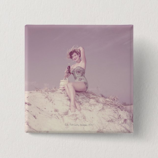 Kvinna som kopplar av på strand knapp (Framsida)