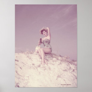 Kvinna som kopplar av på strand poster