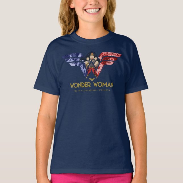  kvinna som korsat Arm i Logotyp Collage T Shirt (Framsida)