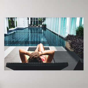 Kvinna som lägger på brunt kaislounge poster