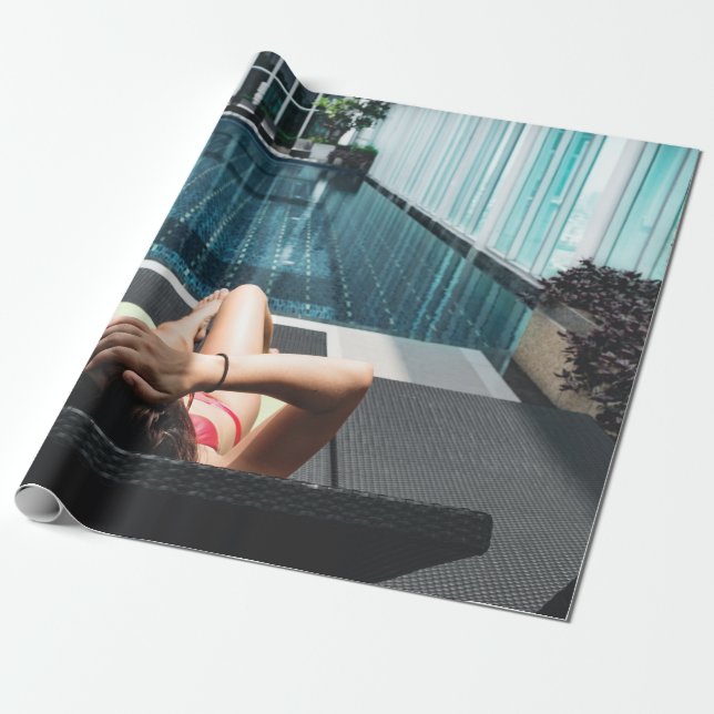 Kvinna som lägger på brunt kaislounge presentpapper (Utrullad)