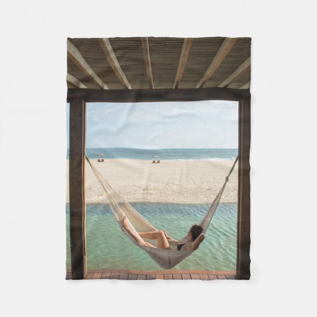 Kvinna som lägger på en hängmatta på ett litet fleecefilt (Framsidan)