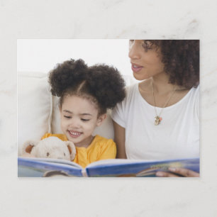 Kvinna som läser bok med dotter vykort