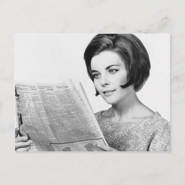 Kvinna som läser tidning vykort (Framsida)