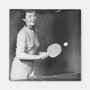 Kvinna som leker bordtennis magnet