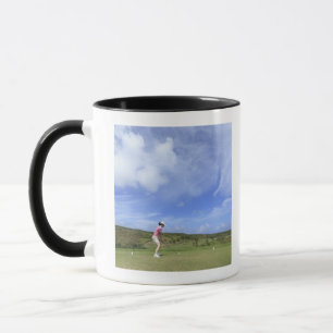 Kvinna som leker golf mugg