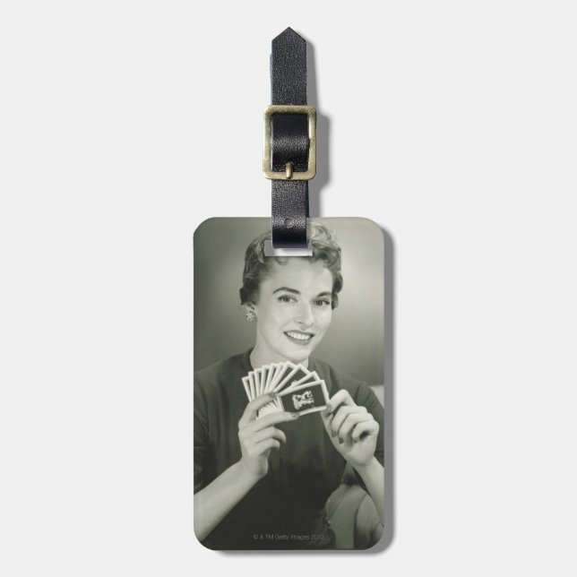 Kvinna som leker kort bagagebricka (Vertikal Framsida)