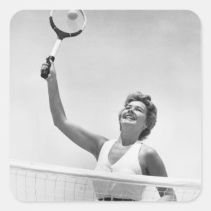 Kvinna som leker tennis 2 fyrkantigt klistermärke