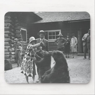 Kvinna som matar bears. musmatta