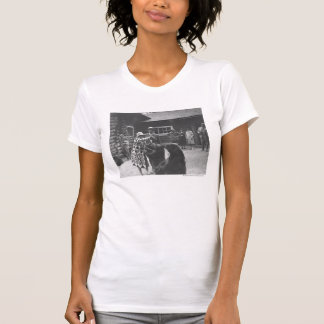 Kvinna som matar bears. t-shirt