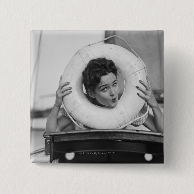 Kvinna som poserar 3 knapp (Framsida)